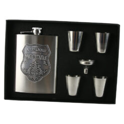 Set plosca cu palnie si 4 pahare din inox, "A legjobb Nagytatanak", in cutie eleganta