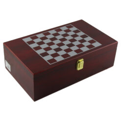 Cutie pentru 2 sticle de vin cu joc de sah si accesorii, din lemn