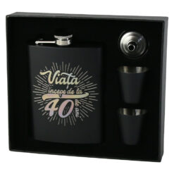 Set cadou "Viata incepe de la 40 de ani" Plosca cu palnie si 4 pahare