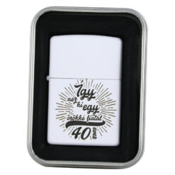 Bricheta metalica "Igy nez ki egy orokke fiatal 40 eves",  3.5x5 CM, Alb