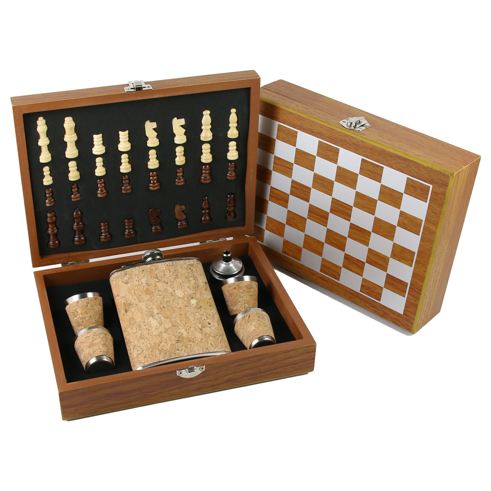 Set cadou Plosca cu accesorii si joc Sah, 24x18 CM, cu exterior pluta