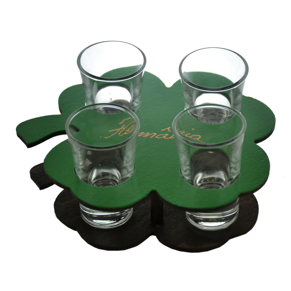 Set 4 pahare tip shot pe un suport realizat din lemn in forma de trifoi