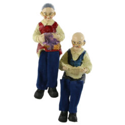 Set figurine Batrani din rasina cu picioare din textil 16 CM