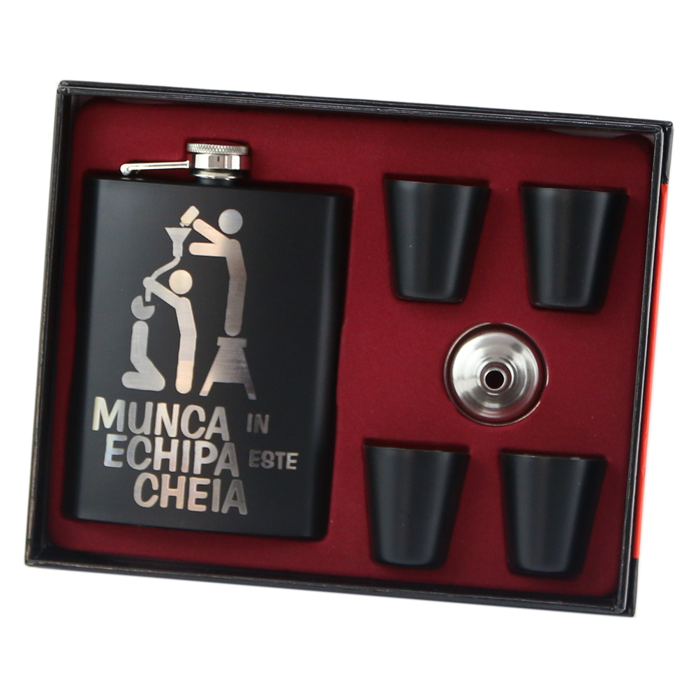 Set cadou "Munca in echipa..." Plosca cu palnie si 4 pahare