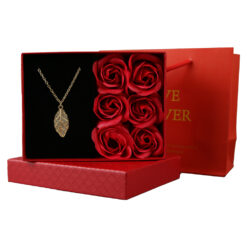 Cutie cu trandafiri, lant + pandantiv 12.5x9.5 cm, cu punga cadou