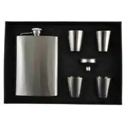 Set plosca cu 4 paharele pentru bauturi spirtoase in cutie captusita.