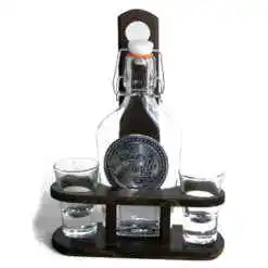 Suport lemn cu plosca din sticla si 2 pahare de tuica - La multi ani!