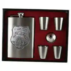 Set plosca cu palnie si 4 pahare din inox, "A legjobb Ferjnek", in cutie eleganta