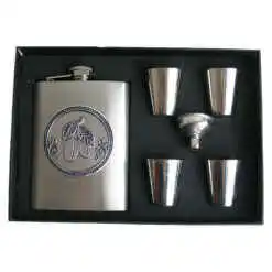 Set plosca cu palnie si 4 pahare din metal is cutie eleganta. cu decor embosat - Prune