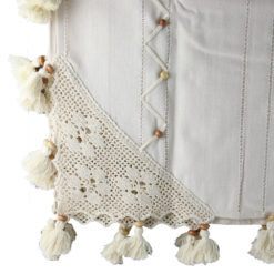 Fata de masa din bumbac 140x270 CM, cu dantela, franjuri si margele din lemn