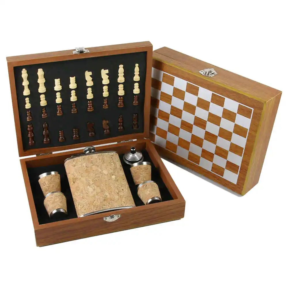 Set cadou Plosca cu accesorii si joc Sah, 24x18 CM, cu exterior pluta