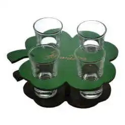 Set 4 pahare tip shot pe un suport realizat din lemn in forma de trifoi