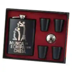 Set cadou "Munca in echipa..." Plosca cu palnie si 4 pahare