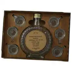 Suport lemn cu o sticla si 6 pahare, 350 ml "Boldog szuletesnapot baratom..."