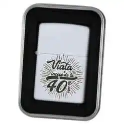 Bricheta metalica "Viata incepe de la 40 de ani", 3.5x5 CM, Alb