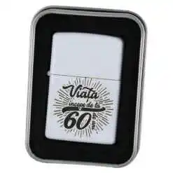 Bricheta metalica "Viata incepe de la 60 de ani", 3.5x5 CM, Alb