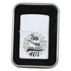 Bricheta metalica "Igy nez ki egy orokke fiatal 40 eves",  3.5x5 CM, Alb