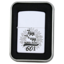 Bricheta metalica "Igy nez ki egy orokke fiatal 60 eves",  3.5x5 CM, Alb