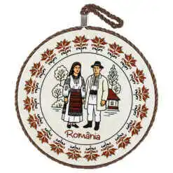 Suport oale decor din ceramica "Romania", 17 CM, Cuplu in port traditional
