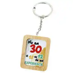 Breloc din bambus "Nu am 30...", 4x5 CM