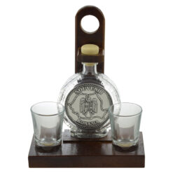 Suport lemn cu plosca din sticla si 2 pahare de tuica - Harta si stema Romaniei