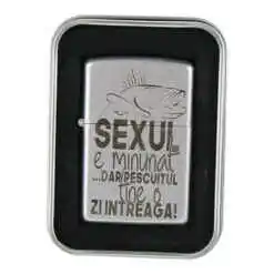 Bricheta metalica "Pescuitul tine o zi...", 3.5x5.5 CM, Argintiu