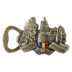 Magnet de frigider metalic cu deschizator de sticle 9 x 5 cm, Romania/Vlad Tepes & Castelul Bran
