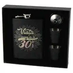 Set cadou "Viata incepe de la 30 de ani" Plosca cu palnie si 4 pahare