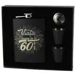 Set cadou "Viata incepe de la 60 de ani" Plosca cu palnie si 4 pahare