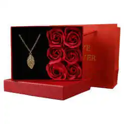 Cutie cu trandafiri, lant + pandantiv 12.5x9.5 cm, cu punga cadou