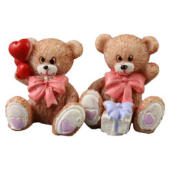 Set 2 ursuleti din rasina, cu cadou si inimioara 3 x 3.5 cm