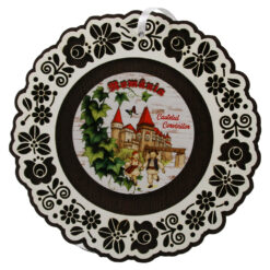 Decoratiune de perete din lemn 18.5 cm "Romania/Castelul Corvinilor" - Copii in port traditional