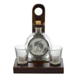 Suport lemn cu plosca din sticla si 2 pahare de tuica - Cu decor embosat - prune