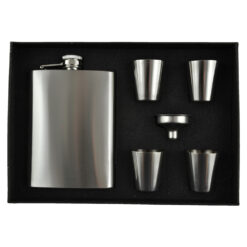 Set plosca cu 4 paharele pentru bauturi spirtoase in cutie captusita.