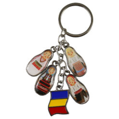Breloc din metal "Romania" 10 cm, steag cu papusi traditionale