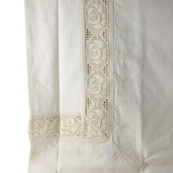 Alternative view of Fata de masa rustica din bumbac 140 x 230 cm, cu dantela trandafiri si broderie