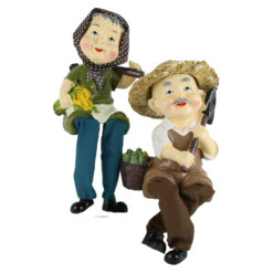 Set figurine Batrani gradinari din rasina cu picioare din textil 23 CM