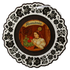 Decoratiune de perete din lemn 18.5 cm "Romania" - Tarancuta cu muscata