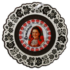 Decoratiune de perete din lemn 18.5 cm "Romania" - Tarancuta cu batic