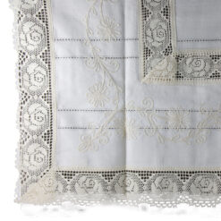 Fata de masa rustica din bumbac, 120 x 140 cm, cu dantela si broderie