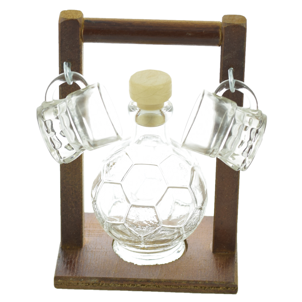 Set suport din lemn cu sticla in forma de minge 200 ml si 2 pahare de tuica