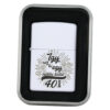 Bricheta metalica "Igy nez ki egy orokke fiatal 40 eves",  3.5x5 CM, Alb