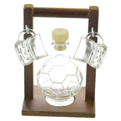Set suport din lemn cu sticla in forma de minge 200 ml si 2 pahare de tuica
