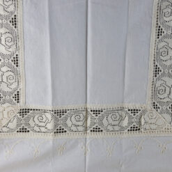 Fata de masa rustica din bumbac, 120 x 140 cm, cu dantela trandafir si broderie