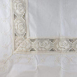 Alternative view of Fata de masa rustica din bumbac 140 x 180 cm, cu dantela trandafiri si broderie