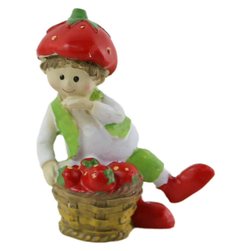 Figurina Baiat din rasina cu capsuni 8x10 CM