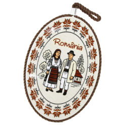 Decor perete oval din ceramica Romania 14 x 20 cm Cuplu in port traditional