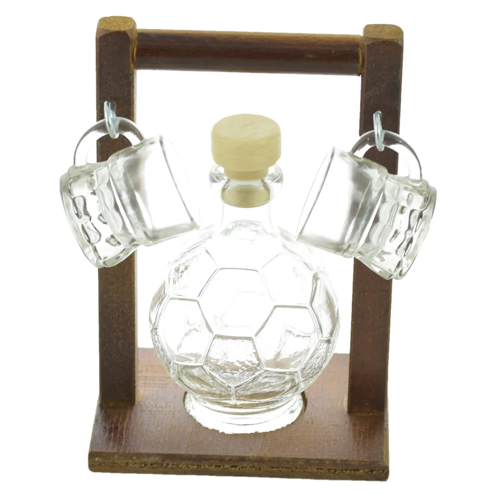 Set suport din lemn cu sticla in forma de minge 200 ml si 2 pahare de tuica