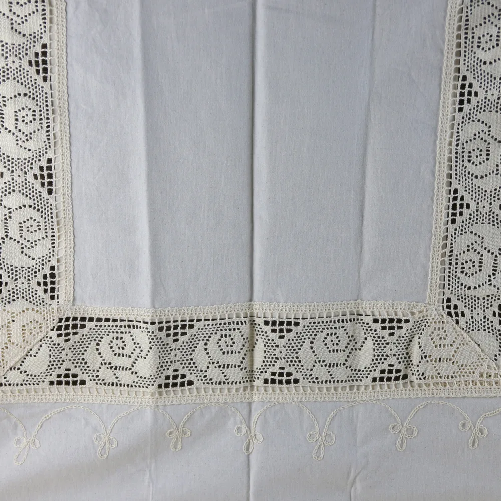 Fata de masa rustica din bumbac, 120 x 140 cm, cu dantela trandafir si broderie