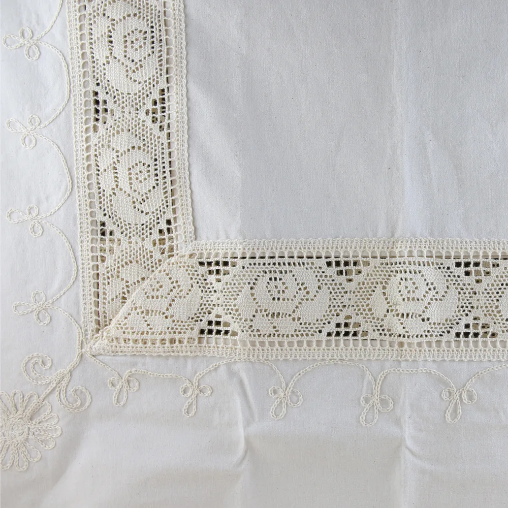 Fata de masa rustica din bumbac 140 x 180 cm, cu dantela trandafiri si broderie - imagine 2